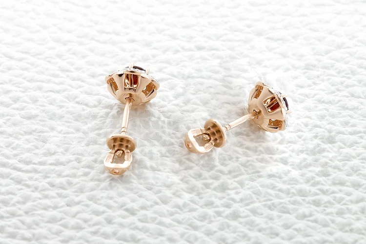 Серьги-пусеты Цветы из красного золота с 2 гранатами и 30 фианитами