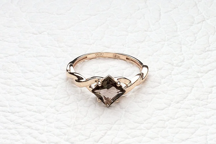 Кольцо из красного золота с раухтопазом