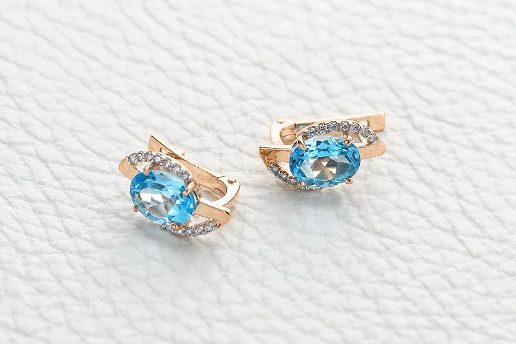 Серьги из красного золота с 2 топазами swiss и 28 фианитами