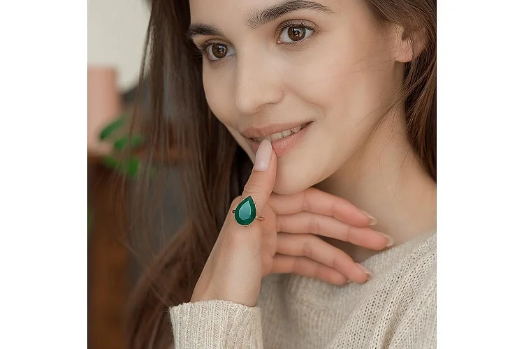 Кольцо из красного золота с халцедоном