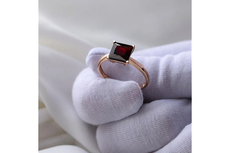 Кольцо из красного золота с гранатом