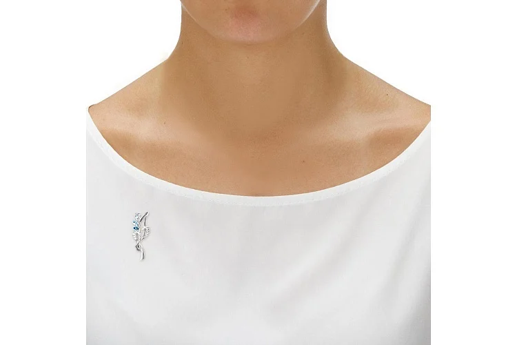 Брошь с сердцем из белого золота с фианитами, топазами sky и топазами swiss