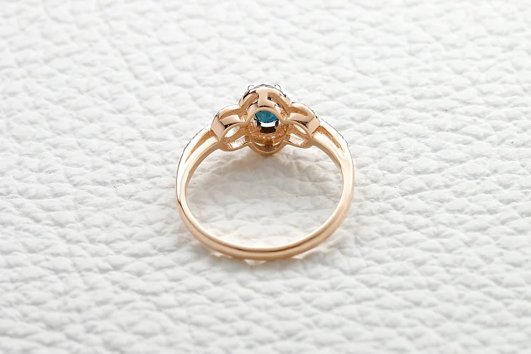 Кольцо из красного золота с сапфиром и 40 бриллиантами