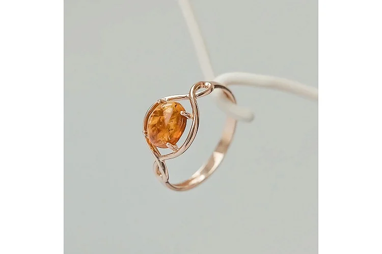 Кольцо из красного золота с янтарём