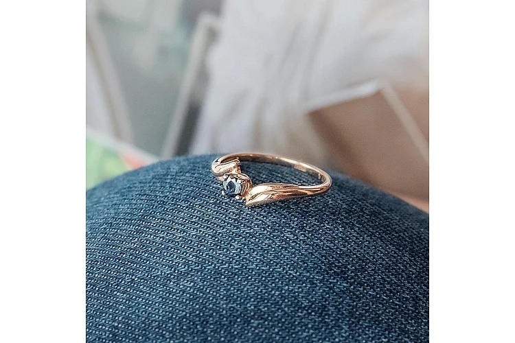 Кольцо из красного золота с сапфиром