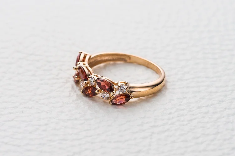 Кольцо из красного золота с 6 гранатами и 6 фианитами