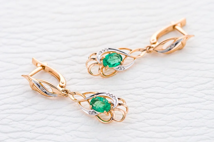 Серьги из красного золота с 2 изумрудами и 12 бриллиантами