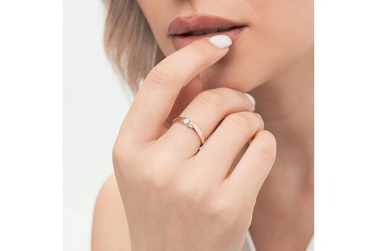 Кольцо из красного золота с бриллиантом