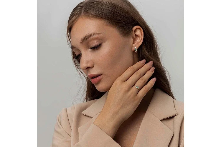 Кольцо из красного золота с изумрудом и 8 бриллиантами