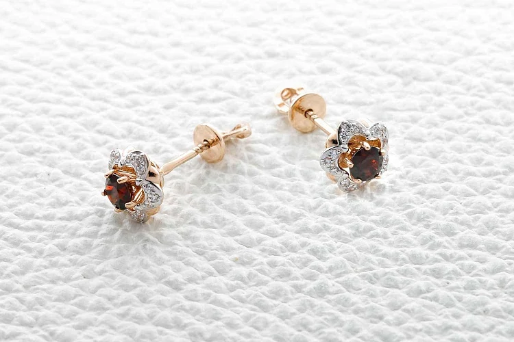 Серьги-пусеты Цветы из красного золота с 2 гранатами и 30 фианитами