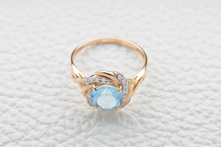 Кольцо из красного золота с топазом sky и 16 фианитами