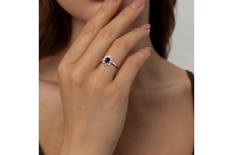 Кольцо из красного золота с гранатом и 8 бриллиантами