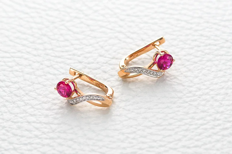 Серьги из красного золота с 2 корундами и 12 бриллиантами