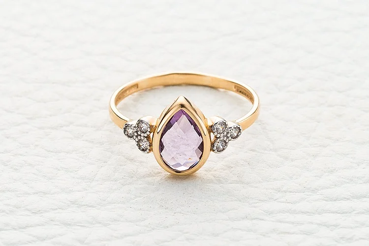 Кольцо из красного золота с аметистом и 6 фианитами