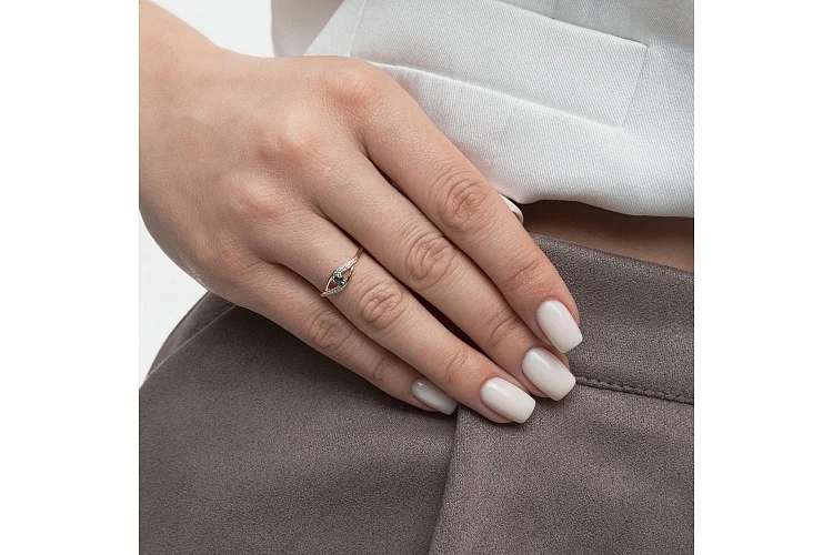 Кольцо из красного золота с топазом лондон и 8 фианитами