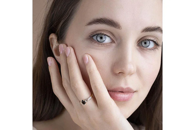 Кольцо из жёлтого золота с раухтопазом и 20 фианитами