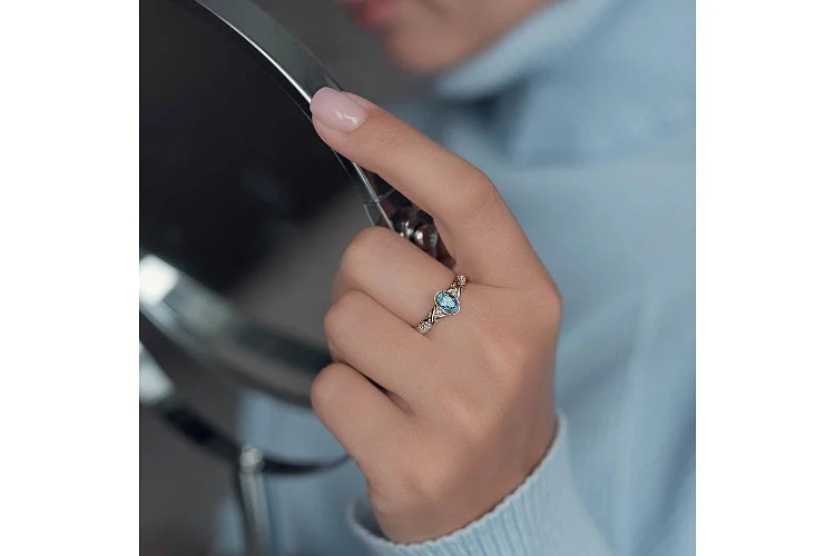 Кольцо из красного золота с топазом swiss и 20 фианитами