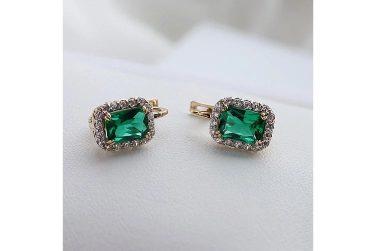 Серьги из жёлтого золота с 2 изумрудами и 36 фианитами