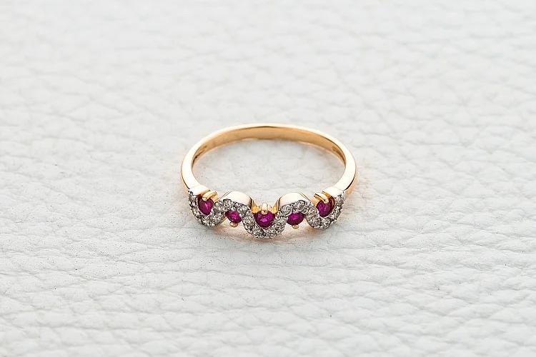 Кольцо из красного золота с 5 рубинами и 18 бриллиантами
