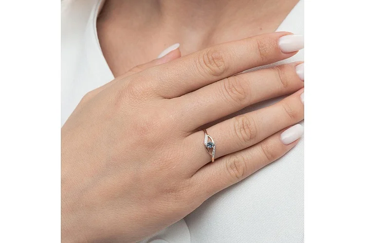 Кольцо из красного золота с топазом лондон и 8 фианитами