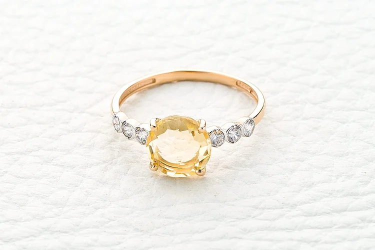 Кольцо из красного золота с цитрином и 6 фианитами