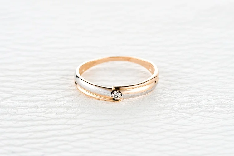 Обручальное кольцо из красного золота с бриллиантом