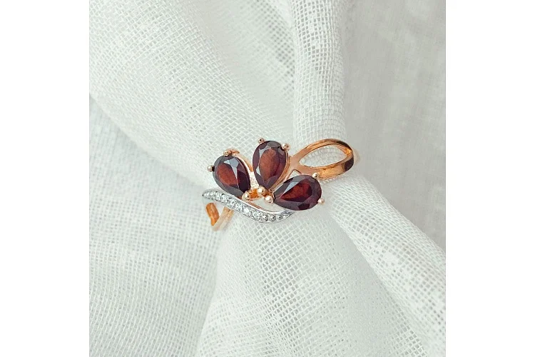Кольцо из красного золота с 3 гранатами и 6 фианитами
