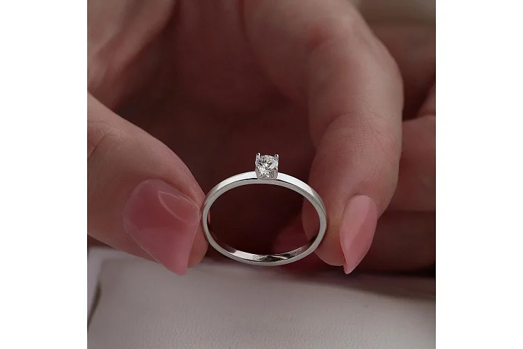 Кольцо из белого золота с выращенным бриллиантом