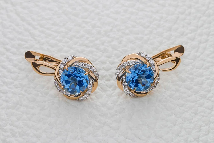 Серьги из красного золота с 2 топазами swiss и 32 фианитами