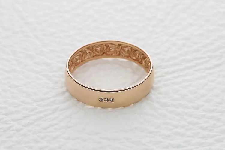 Обручальное кольцо из красного золота с 3 бриллиантами