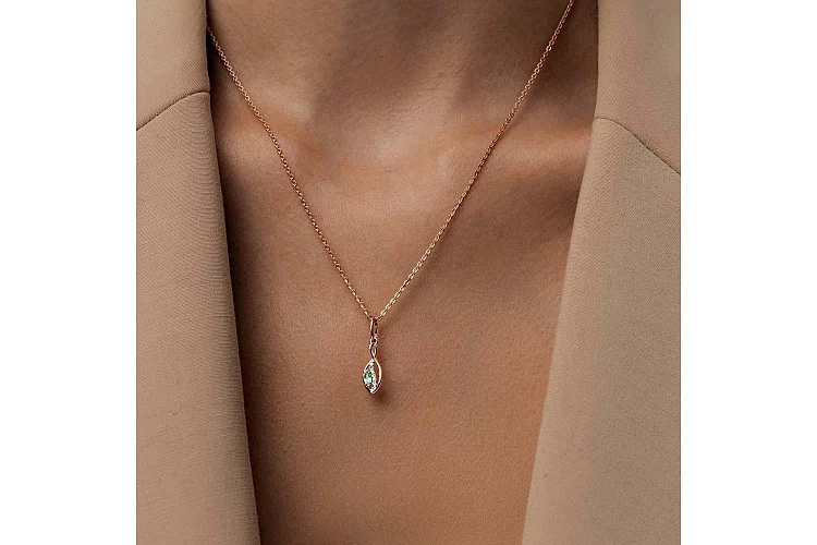 Подвеска из красного золота с изумрудом и 7 бриллиантами