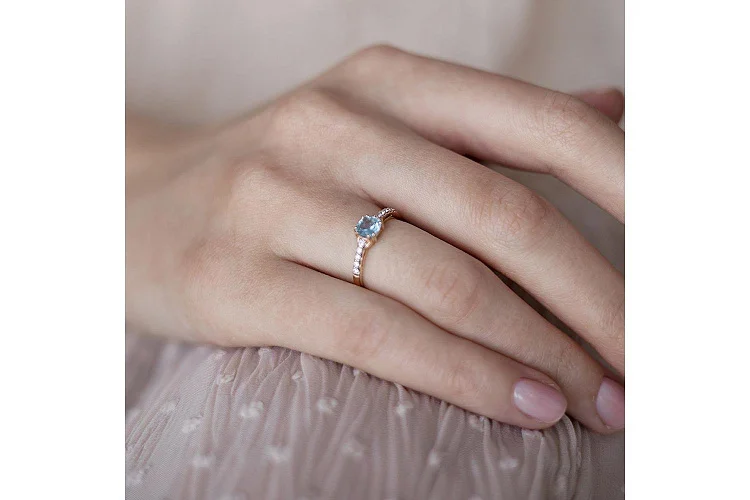 Кольцо из красного золота с топазом swiss и 10 фианитами