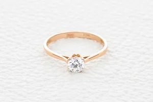 Кольцо из красного золота с кристаллом swarovski