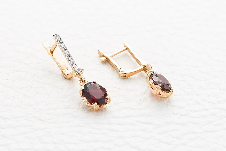 Серьги из красного золота с 2 гранатами и 20 фианитами