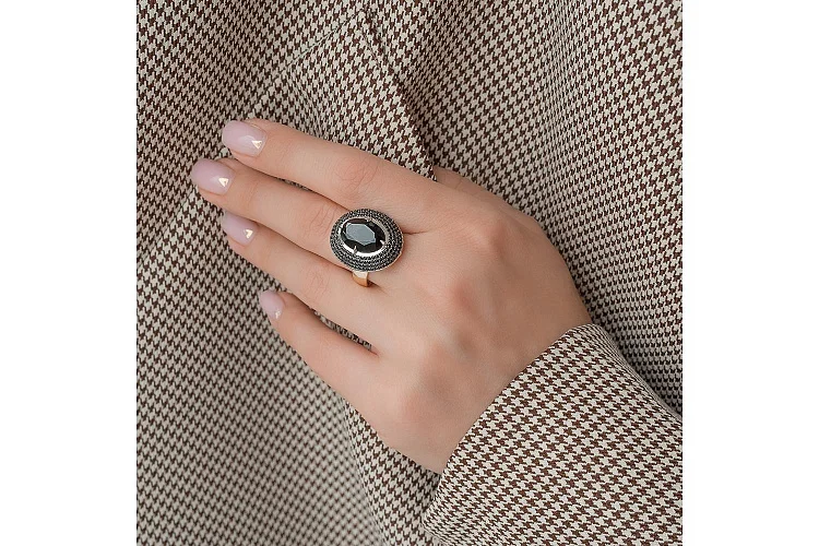 Кольцо из жёлтого золота с агатом и 184 фианитами