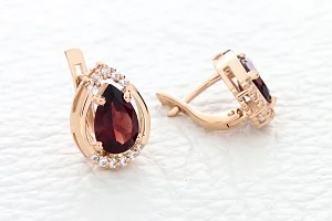 Серьги из красного золота с 2 гранатами и 22 фианитами