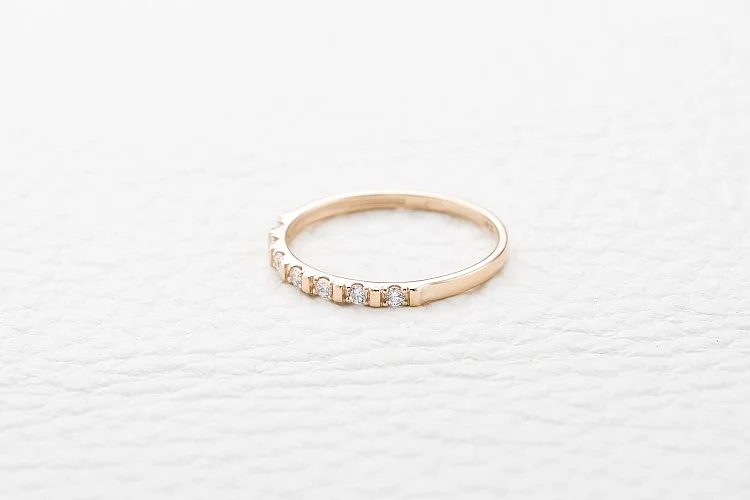 Кольцо Дорожка из красного золота с 105 фианитами