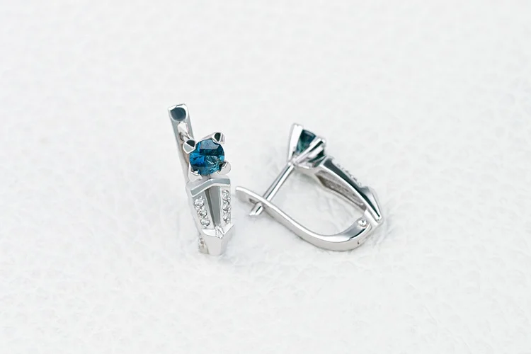 Серьги из белого золота с 2 сапфирами и 12 бриллиантами