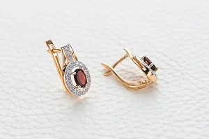 Серьги из красного золота с 2 гранатами и 42 фианитами
