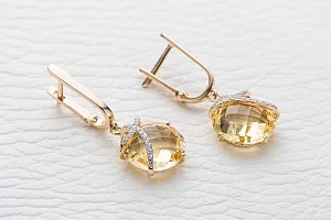 Серьги из красного золота с 2 цитринами и 32 фианитами