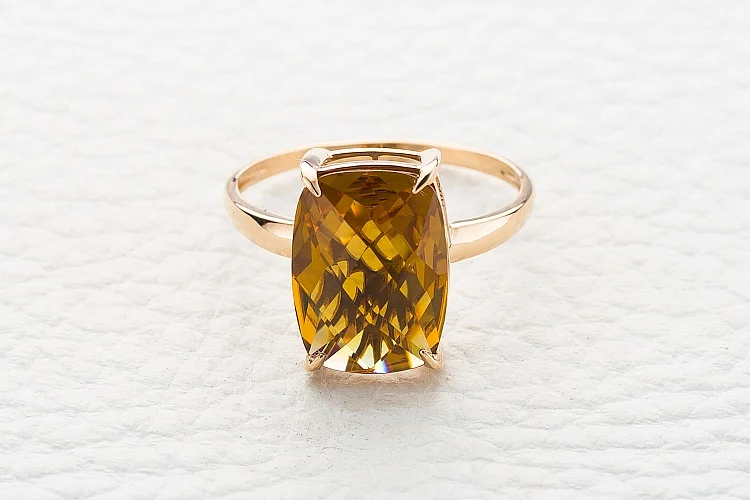 Кольцо из красного золота с султанитом