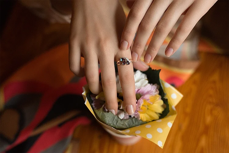 Кольцо из красного золота с 3 александритами и 6 фианитами