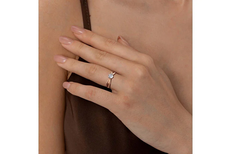 Кольцо из красного золота с бриллиантом