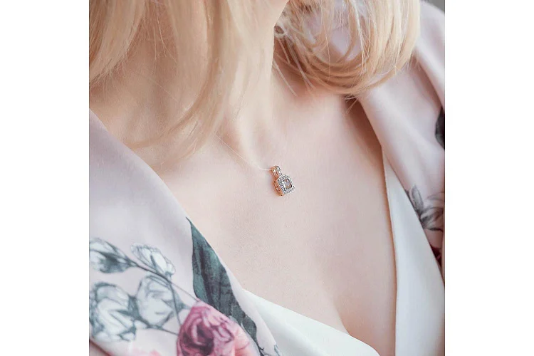 Подвеска из красного золота с топазом sky и 20 фианитами