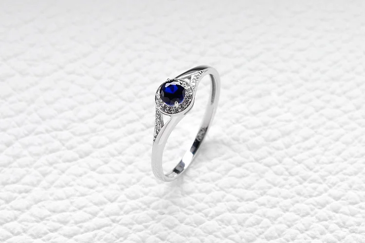 Кольцо из белого золота с корундом и 21 бриллиантами