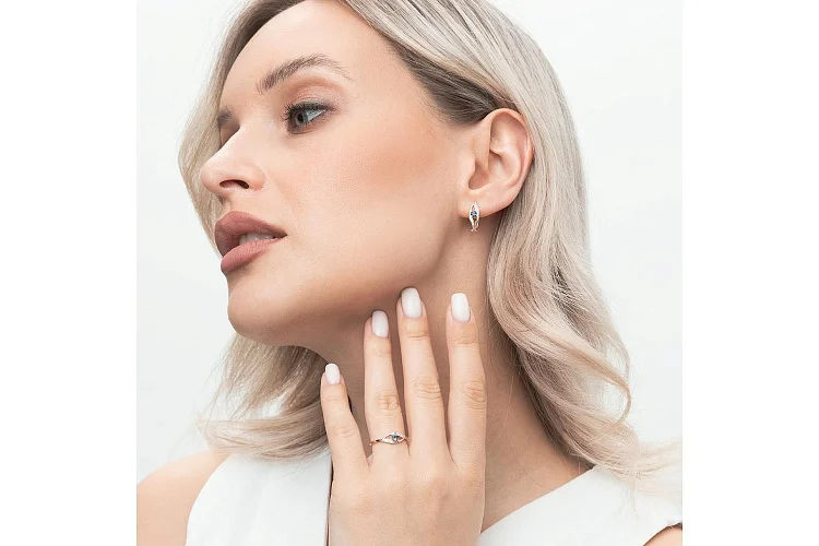 Кольцо из красного золота с топазом лондон и 8 фианитами