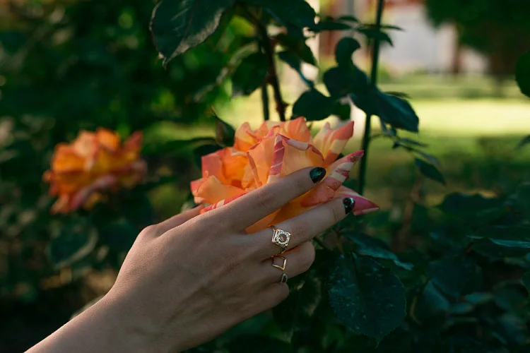 Кольцо Квадрат из красного золота с 15 фианитами