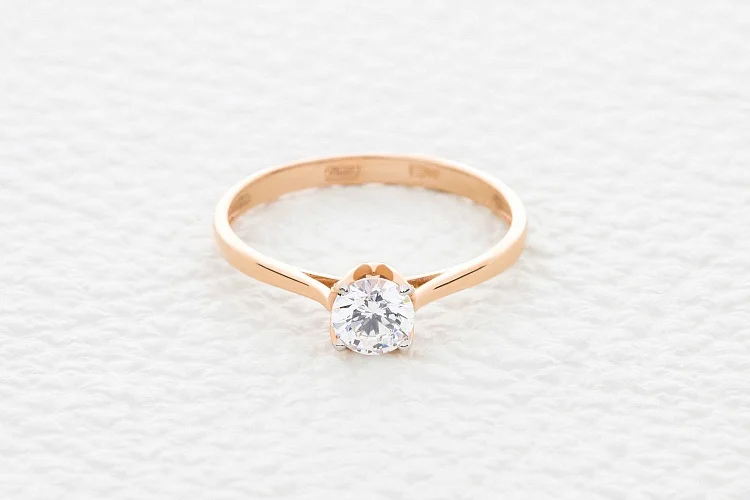 Кольцо из красного золота с кристаллом swarovski