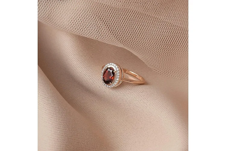 Кольцо из красного золота с гранатом и 26 фианитами