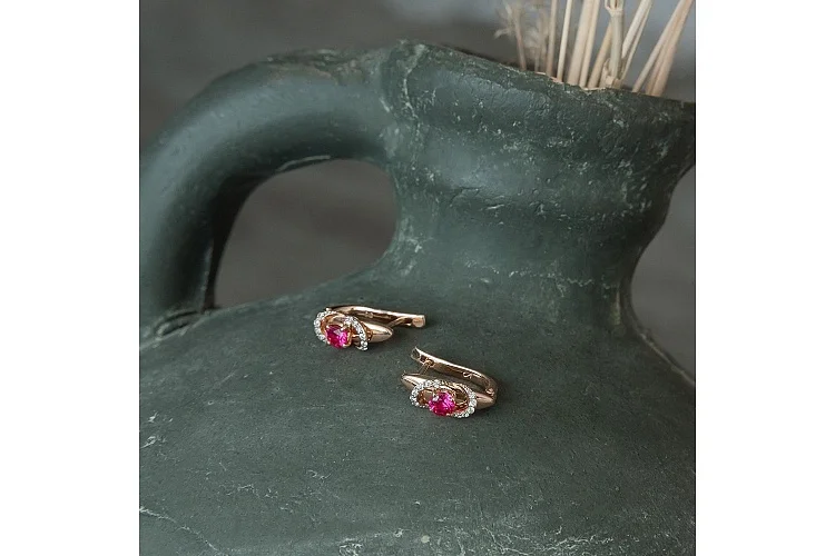 Серьги из красного золота с 2 корундами и 24 фианитами